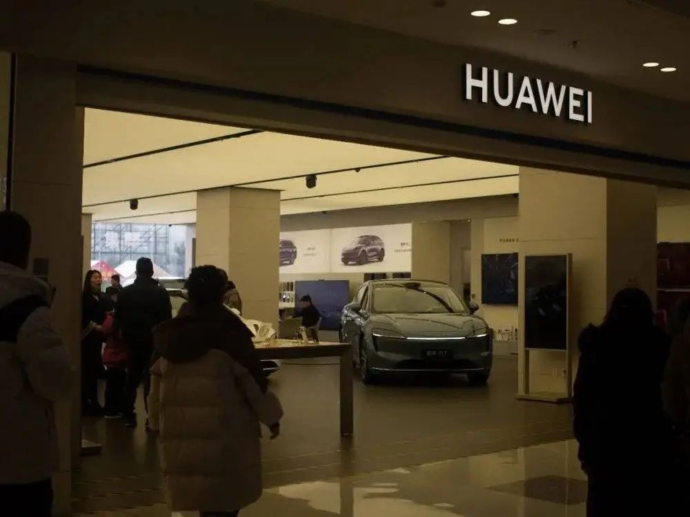 春节汽车话题大热：小米SU7车模被顺，问界M9灯光秀出圈，理想L8与仰望U8成焦点