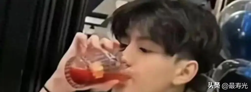 44岁张柏芝与儿子谢振轩罕见同框，岁月不败美人风采依旧