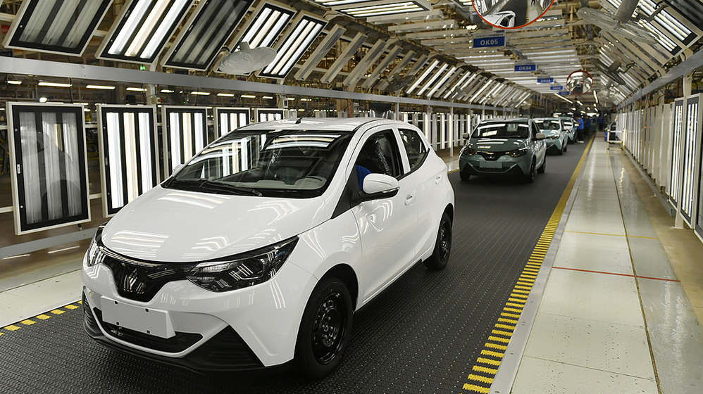 中国电动汽车核心技术突破：电池电机电控与智能驾驶双智领先