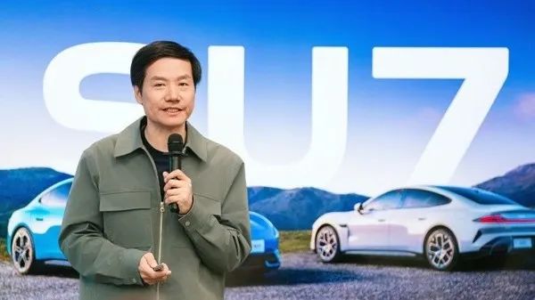 小米15 Ultra与SU7 Ultra同台发布，雷军高端化战略引领科技新变革