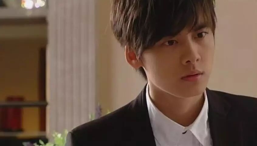 李易峰演技吐槽_李易峰在新剧中挑战反派角色，演技受赞_李易峰的演技专家评论