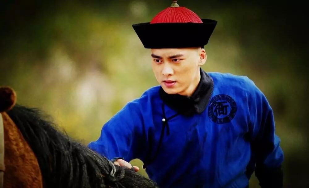 李易峰演技吐槽_李易峰在新剧中挑战反派角色，演技受赞_李易峰的演技专家评论