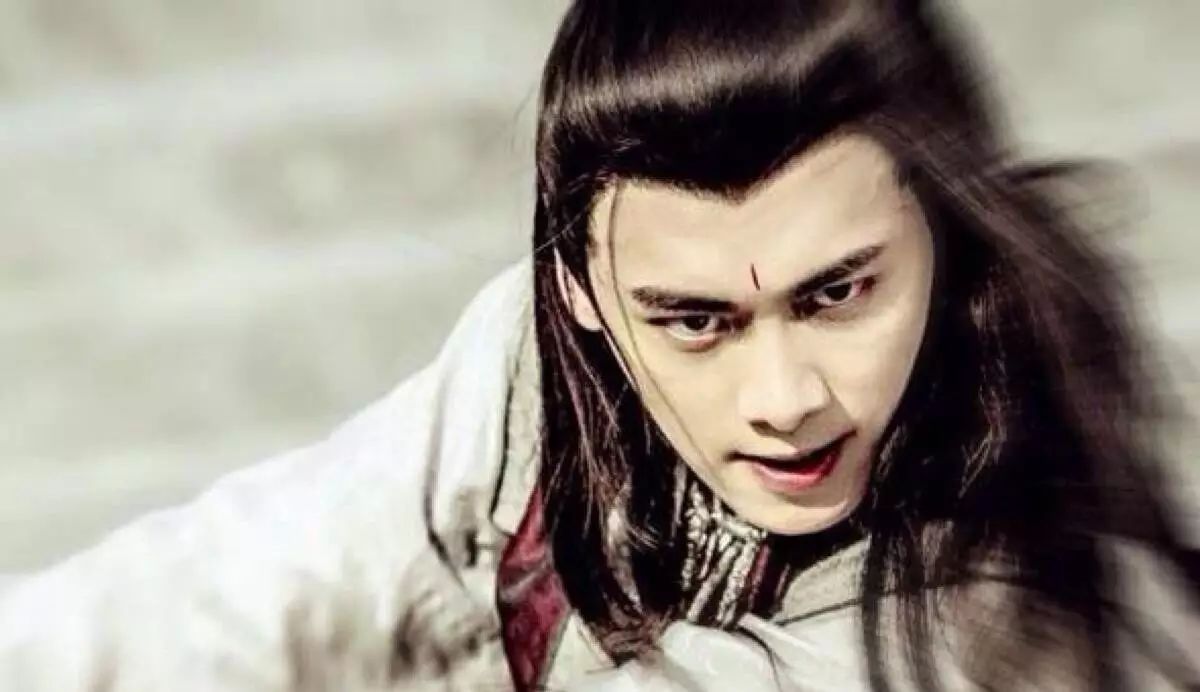 李易峰演技吐槽_李易峰的演技专家评论_李易峰在新剧中挑战反派角色，演技受赞