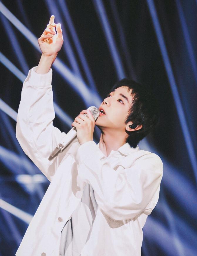 最流行的翻唱歌曲_流行翻唱丝曲粉经典热门歌曲_华晨宇的经典翻唱，成为粉丝流行热曲