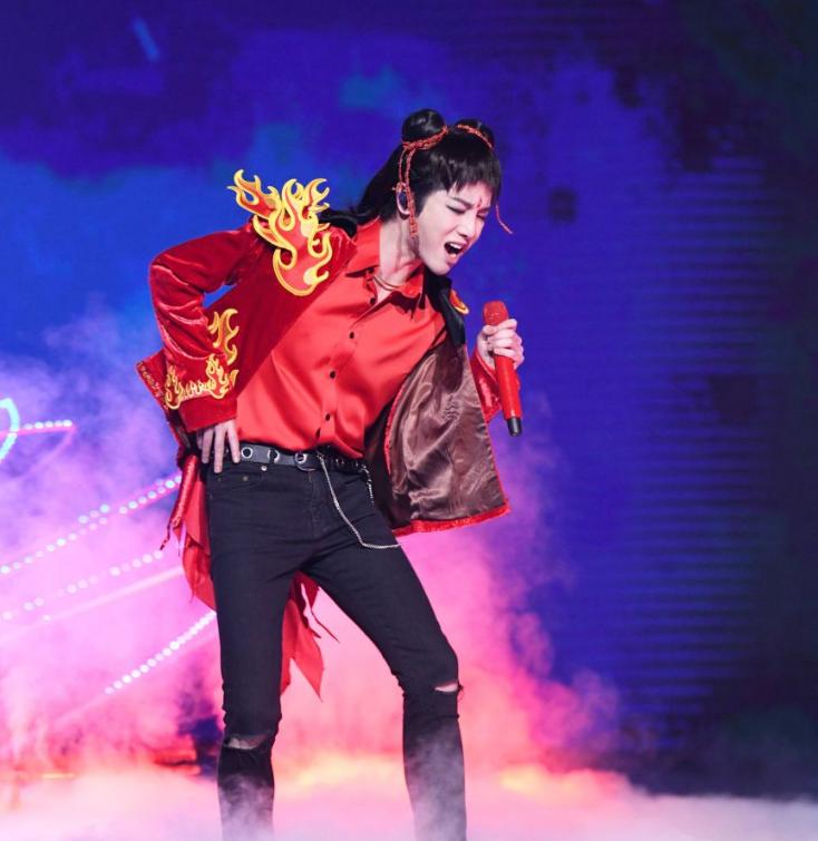 流行翻唱丝曲粉经典热门歌曲_最流行的翻唱歌曲_华晨宇的经典翻唱，成为粉丝流行热曲