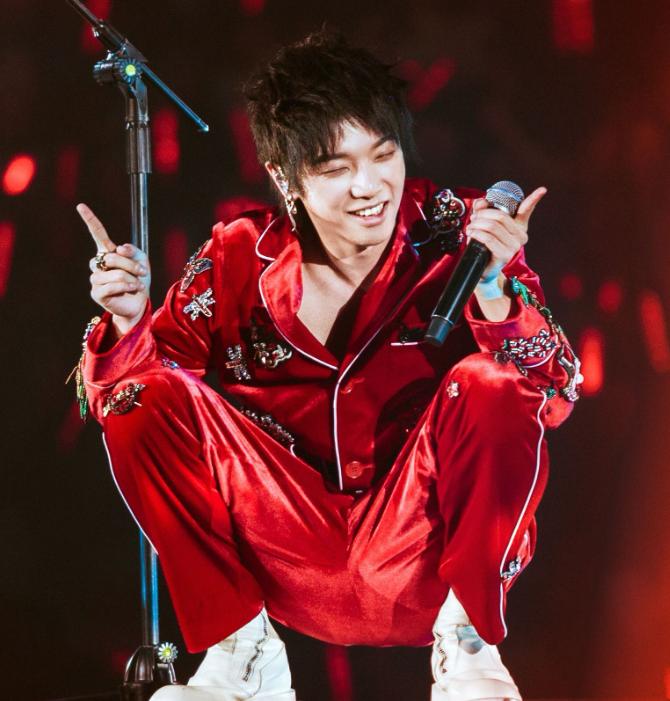 流行翻唱丝曲粉经典热门歌曲_华晨宇的经典翻唱，成为粉丝流行热曲_最流行的翻唱歌曲