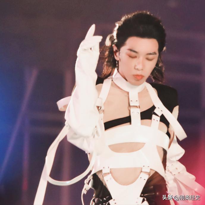 粉丝翻唱明星歌曲的综艺_流行歌曲翻唱_华晨宇的经典翻唱，成为粉丝流行热曲