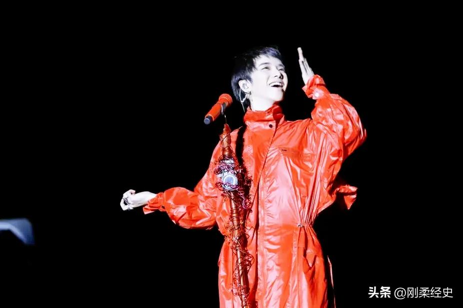 粉丝翻唱明星歌曲的综艺_华晨宇的经典翻唱，成为粉丝流行热曲_流行歌曲翻唱