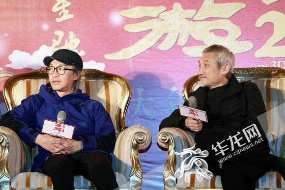 周星驰和粉丝互动视频_周星驰的影迷见面会与粉丝故事_周星驰见面迷丝影粉故事梗概