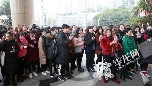 周星驰见面迷丝影粉故事梗概_周星驰的影迷见面会与粉丝故事_周星驰和粉丝互动视频