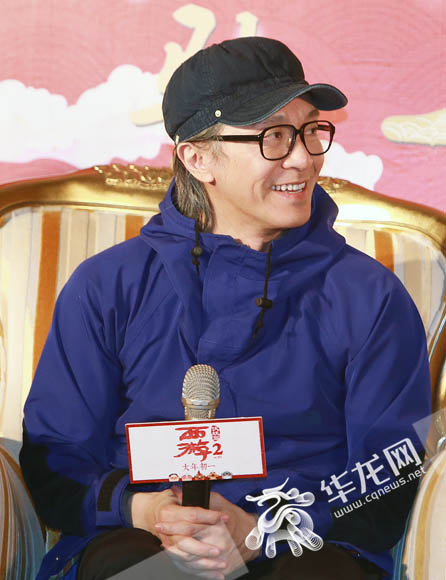 周星驰见面迷丝影粉故事梗概_周星驰和粉丝互动视频_周星驰的影迷见面会与粉丝故事