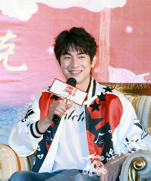 周星驰见面迷丝影粉故事梗概_周星驰的影迷见面会与粉丝故事_周星驰和粉丝互动视频