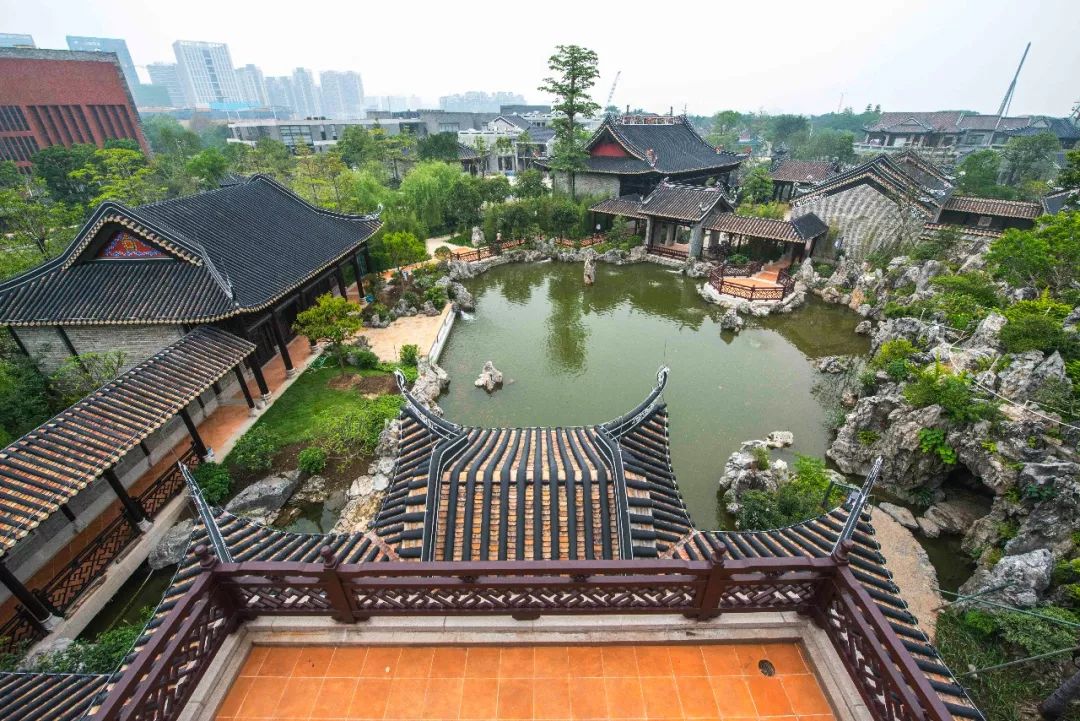 何享健的社会责任与公益活动_助力公益活动彰显社会责任_公益责任感