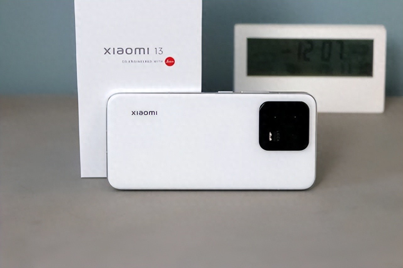 小米13与iPhone14Pro混用体验：小尺寸旗舰机拍照与手感对比