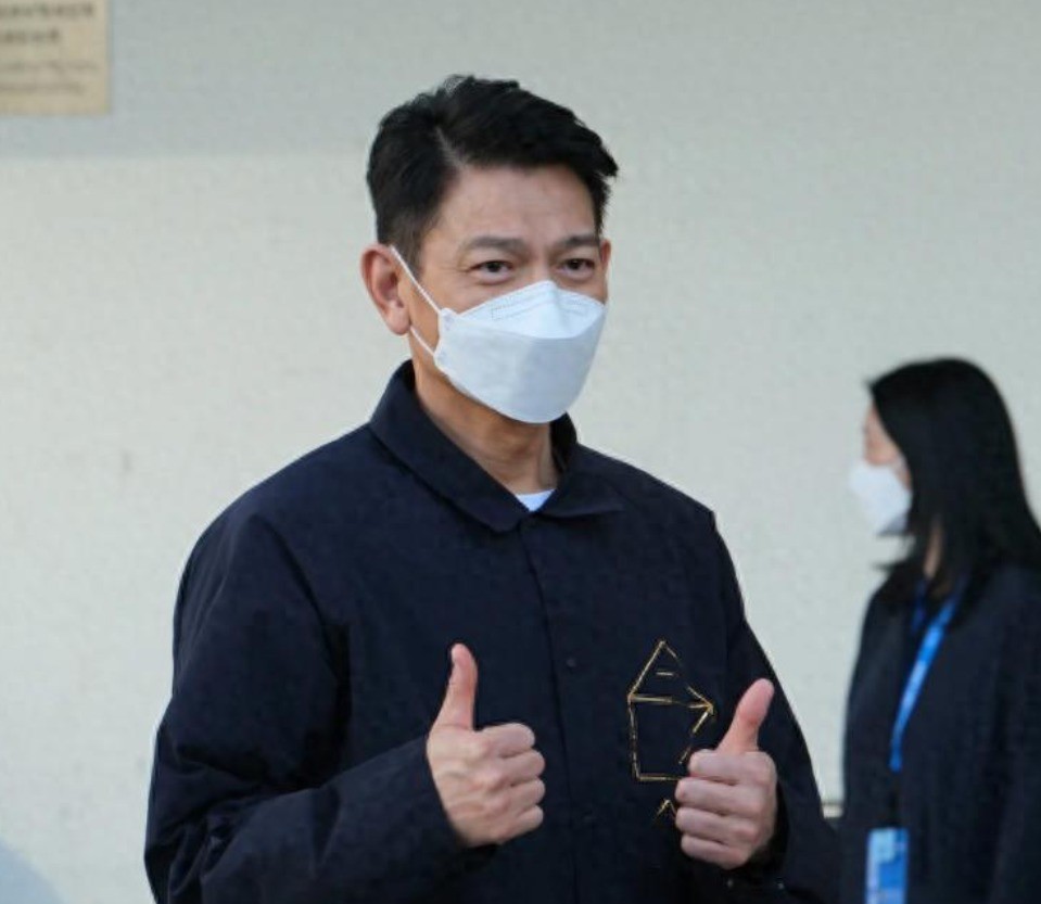 刘德华演唱会温馨瞬间：妻女助阵，12岁女儿成熟装扮引热议