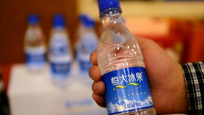 钟睒睒如何应对饮用水行业的挑战_钟睒睒如何应对饮用水行业的挑战_饮用水面临着挑战我国主要是