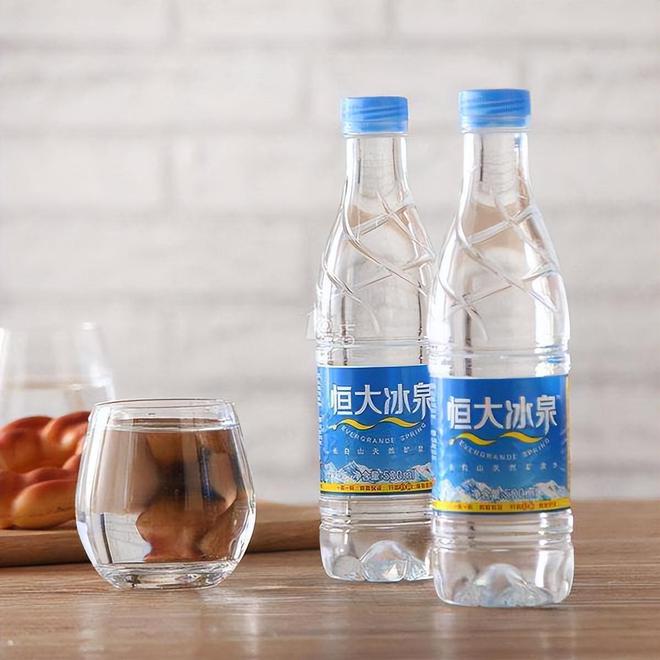 钟睒睒如何应对饮用水行业的挑战_钟睒睒如何应对饮用水行业的挑战_饮用水面临着挑战我国主要是