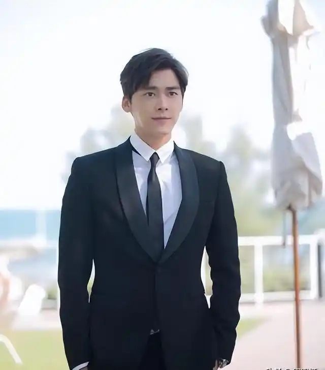 李易峰的个人生活曝光,真实一面令人心动_李易峰真实照片_李易峰真人有多帅