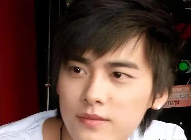 李易峰真人有多帅_李易峰真实照片_李易峰的个人生活曝光,真实一面令人心动