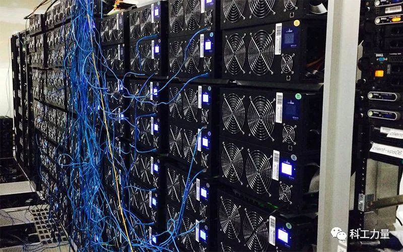 有限供应：大多数加密货币的供应量都是固定的或有上限的，以造成稀缺性。例如，比特币的供应量上限为 2100 万。_比特币总量限制_比特币占加密货币比例