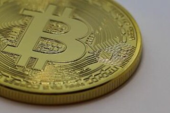 比特币价格波动原因解析：供需、情绪与技术分析如何影响加密货币市场