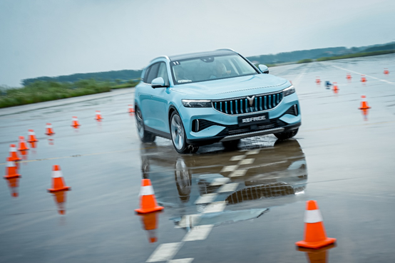 小米汽车车型_从设计到实际体验：小米汽车的操控表现_小米汽车你敢开吗