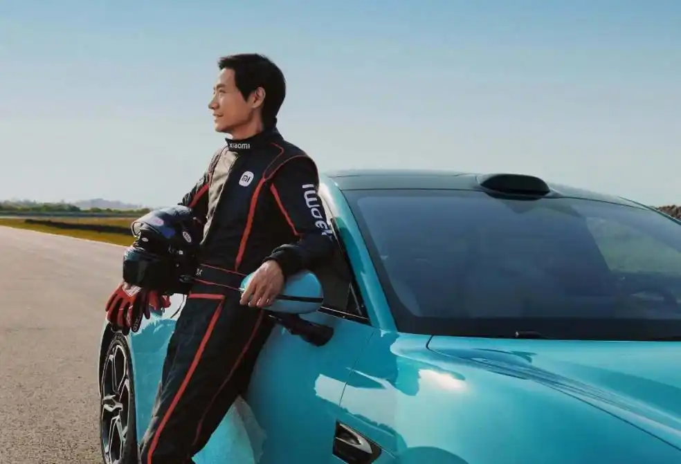 雷军问鼎中国首富的背后：小米战略转型与财富竞赛的高科技生死搏杀