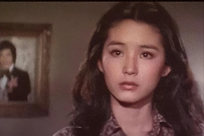 林青霞为胡军举办庆功宴，70岁依旧光彩照人，展现深厚友情