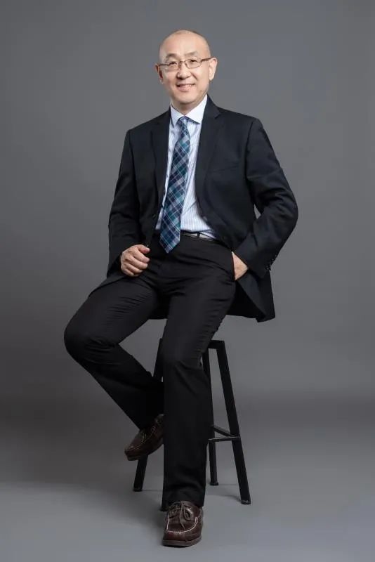 2021年中国新能源汽车产销突破250万辆，市场占有率稳步提升至13%-14%