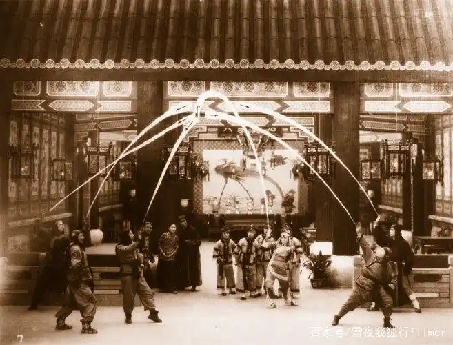 李小龙电影纯音乐_李小龙电影音乐插曲_李小龙的经典电影音乐与氛围