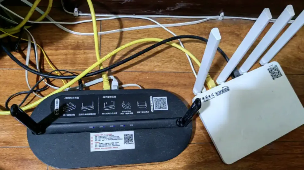 如何在一条宽带下连接并设置两个路由器以满足多楼层多房客需求