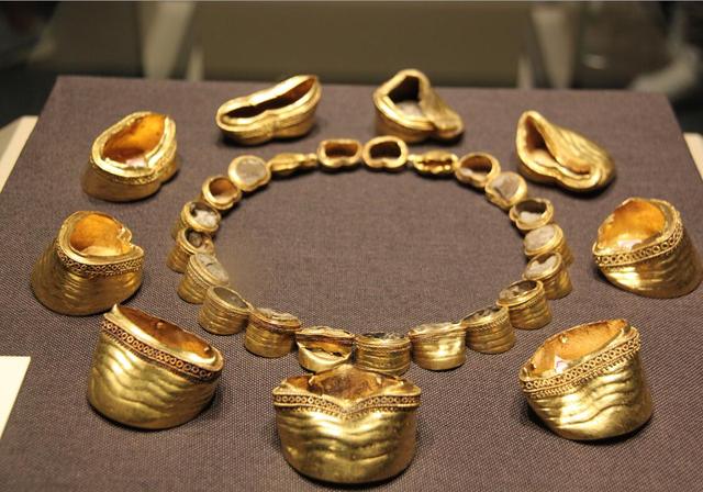 服饰象征什么_皇权的象征:古代皇帝的服饰_中国古代的服饰是什么的象征