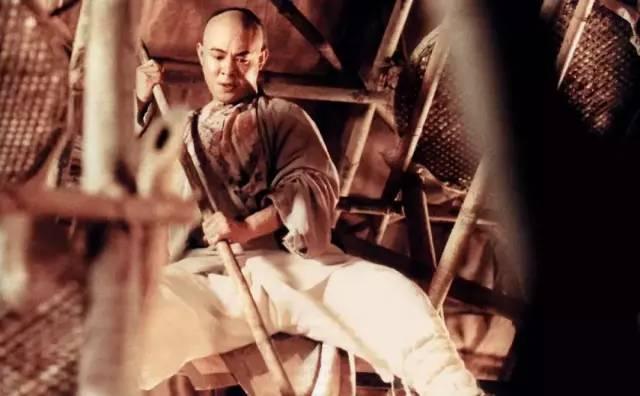 26年前香港警匪片，成龙主演，为求真实，拍摄时炸了一条街