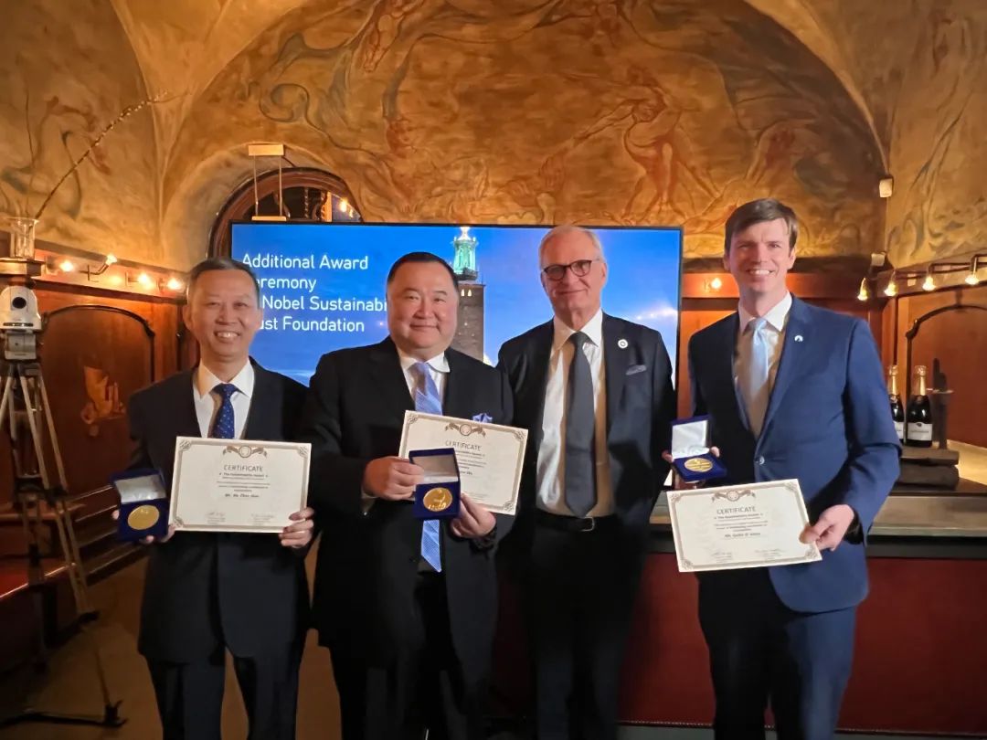 驻瑞典大使崔爱民代解振华领取可持续发展特别贡献奖