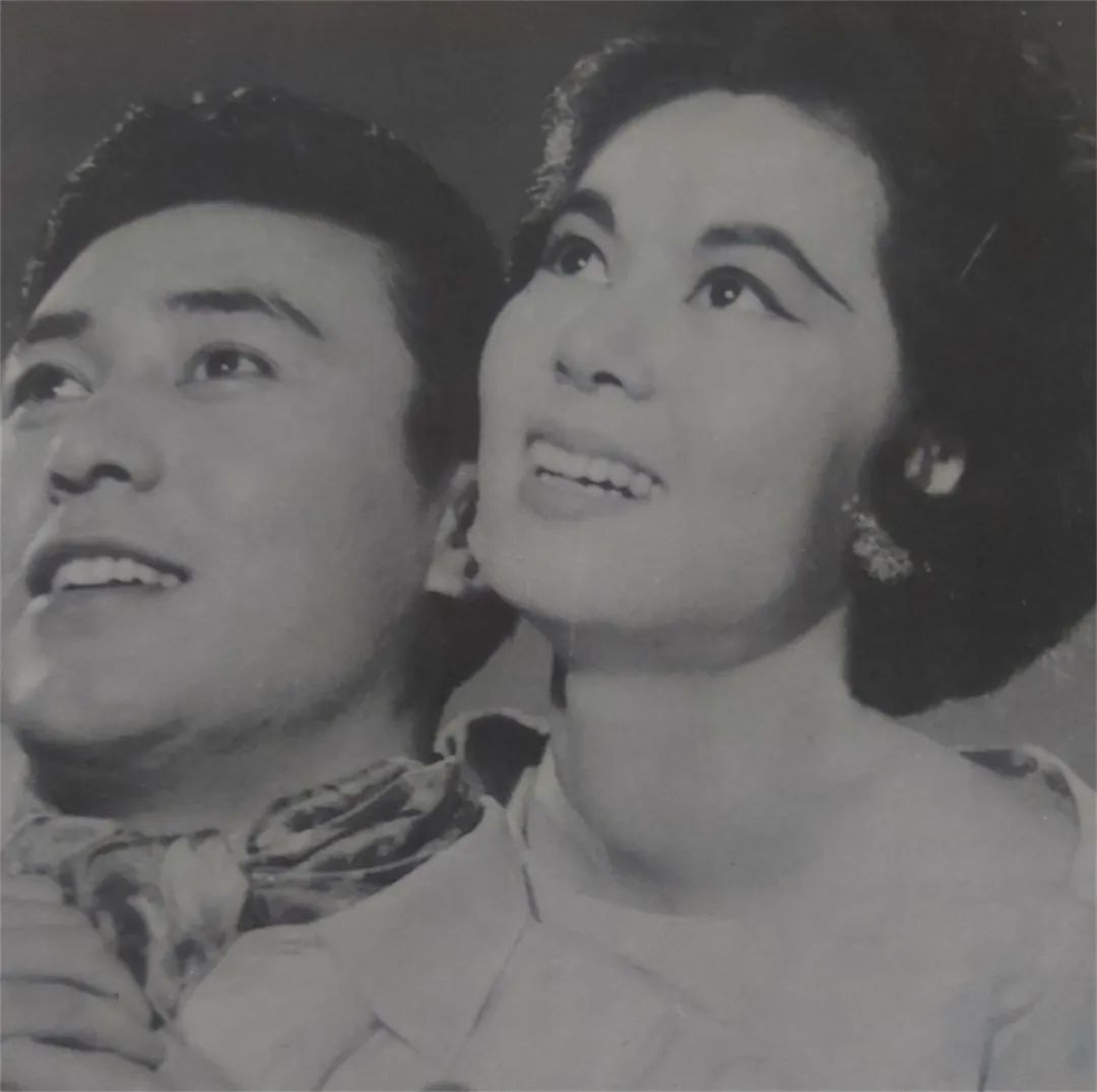 关之琳在哪生活_关之琳的家庭生活与亲情故事_家庭亲情作文500字