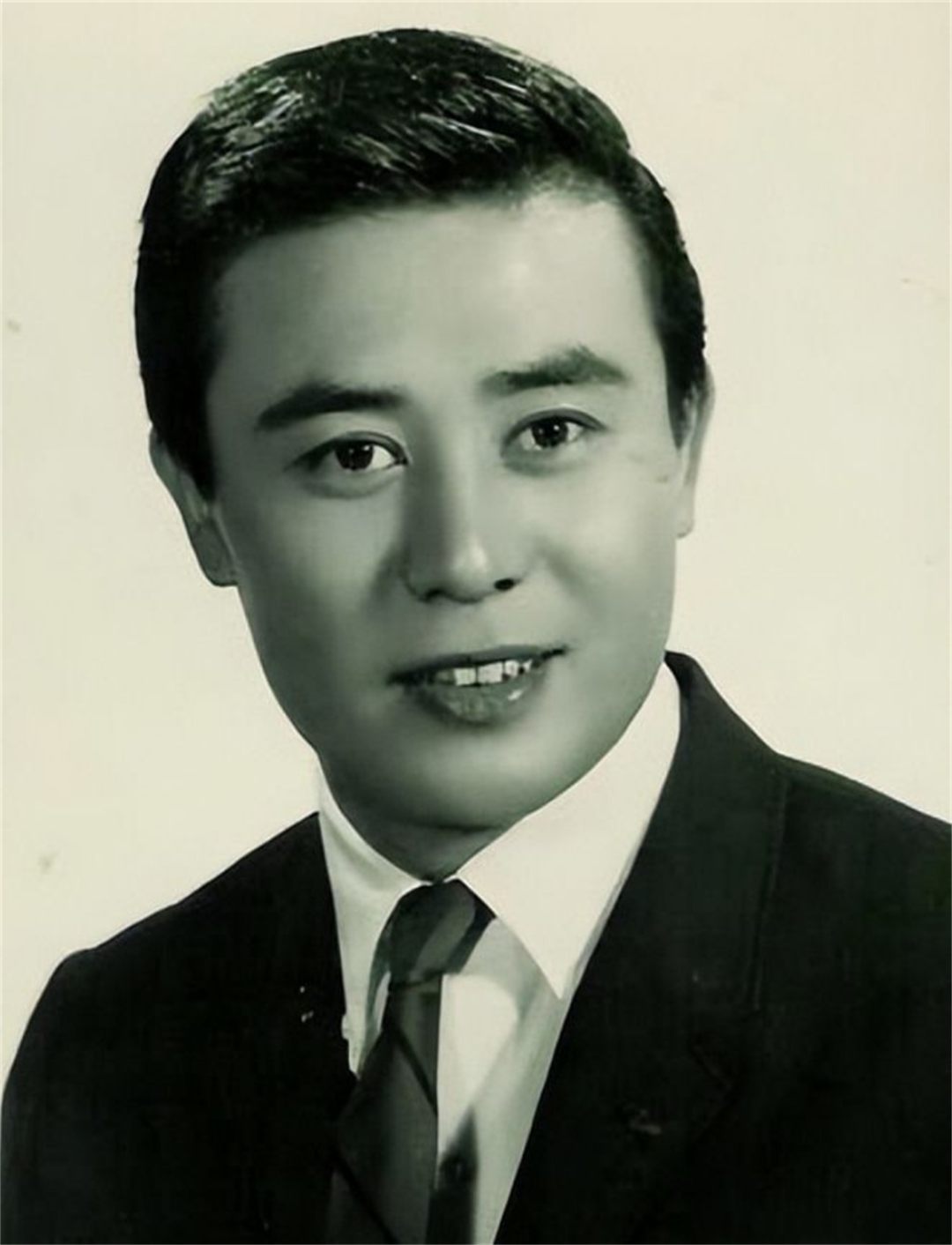 关之琳的家庭生活与亲情故事_家庭亲情作文500字_关之琳在哪生活